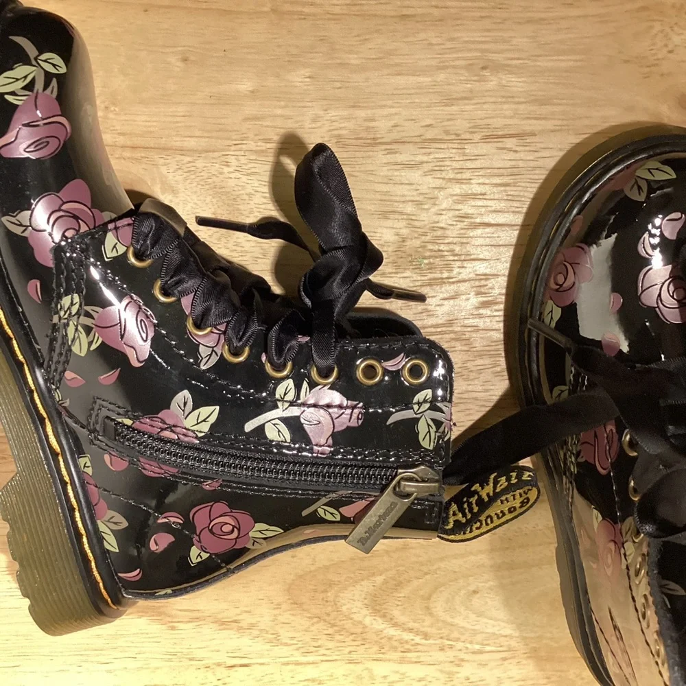 Dr. Martens Child Black Floral Combat Boots sz 11 in box - Picture 6 of 11